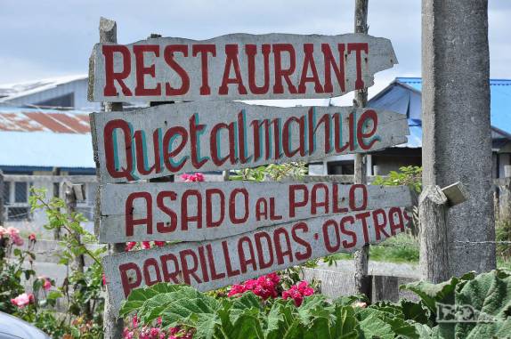 Chegando a um famoso restaurante na pequena Quetalmahue, região de Ancud, norte da ilha de Chiloé, no sul do Chile